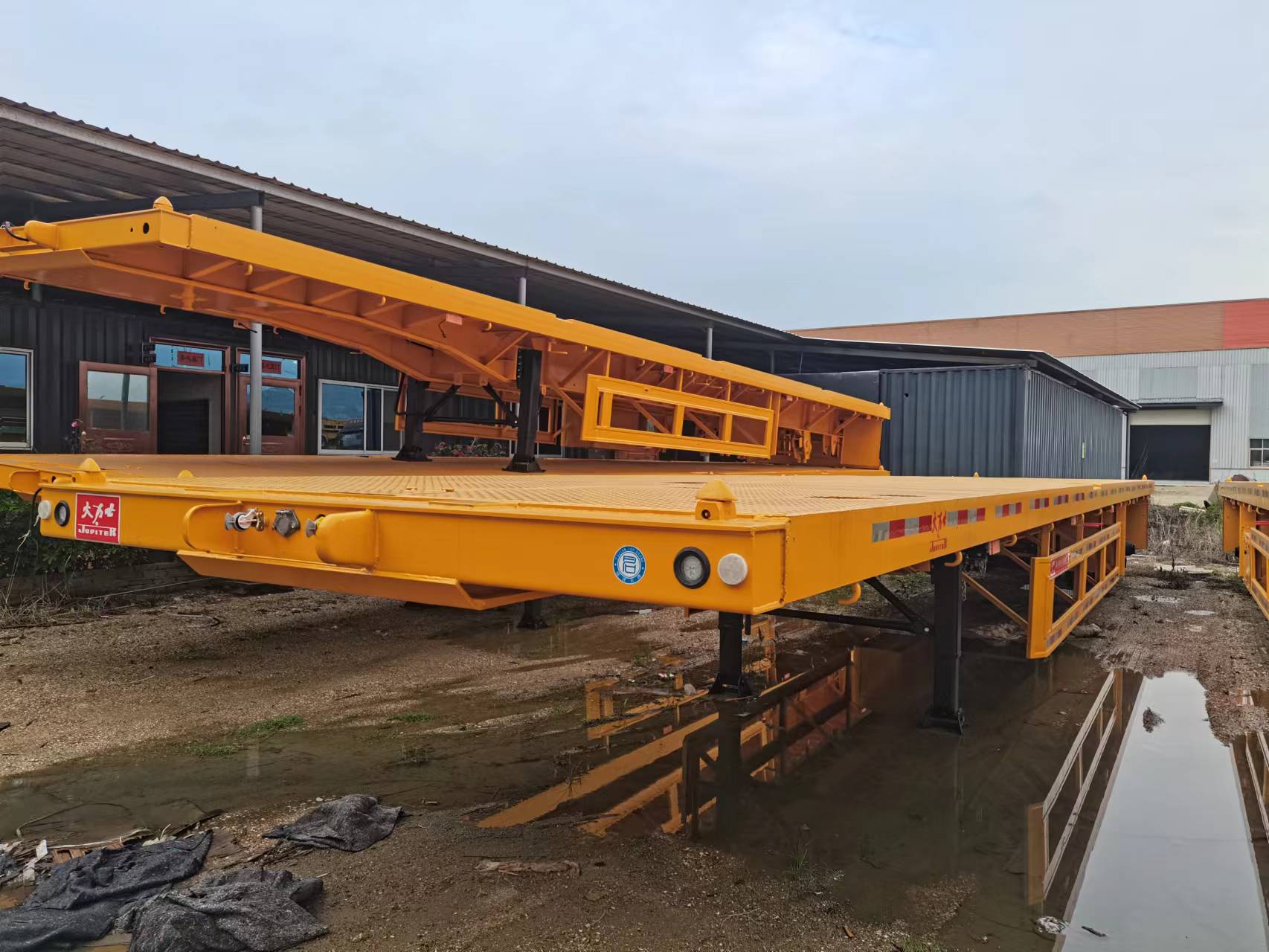 Ang Tri-Axle Flatbed Trailer ay handa na para sa paghahatid