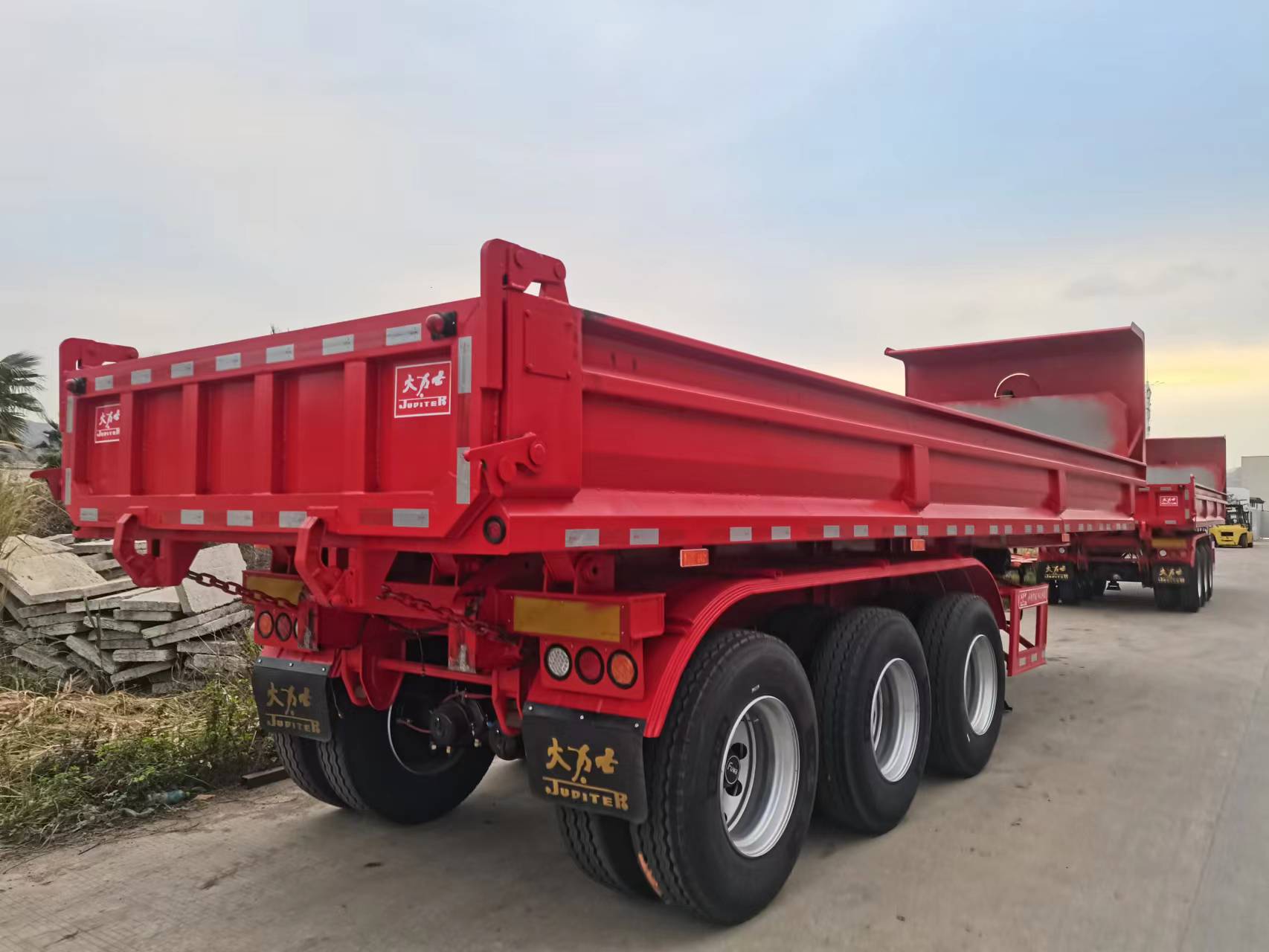 ang tri-axle dump semi trailer ay handa nang ihatid