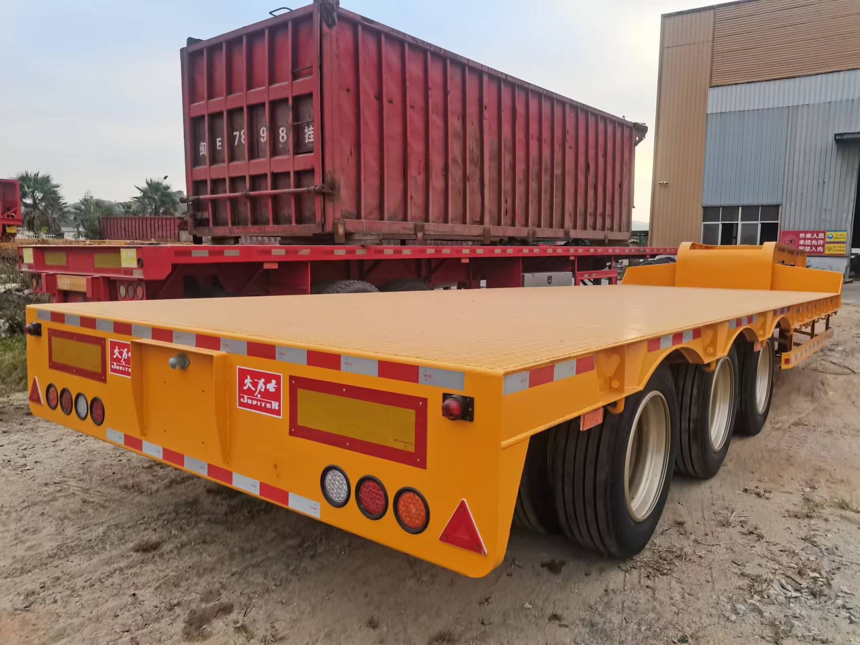 tri-axle lobbed lowboy low loader semi trailer ay tapos na at handa na para sa paghahatid