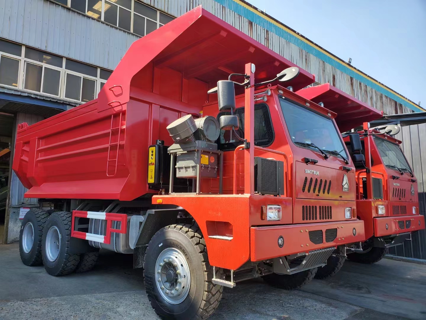 Ang mga heavy duty na dump truck na gumagamit ng pagmimina ay handa na para sa kargamento