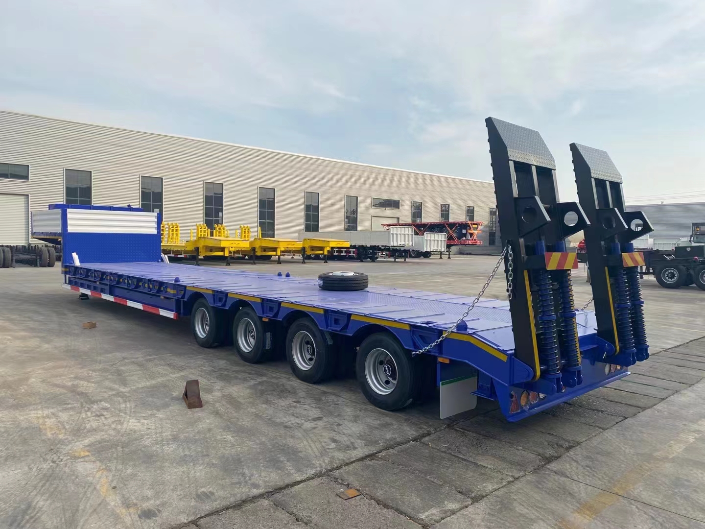 heavy duty 4 axles low loader lowboy semi trailer ay handa na para sa kargamento