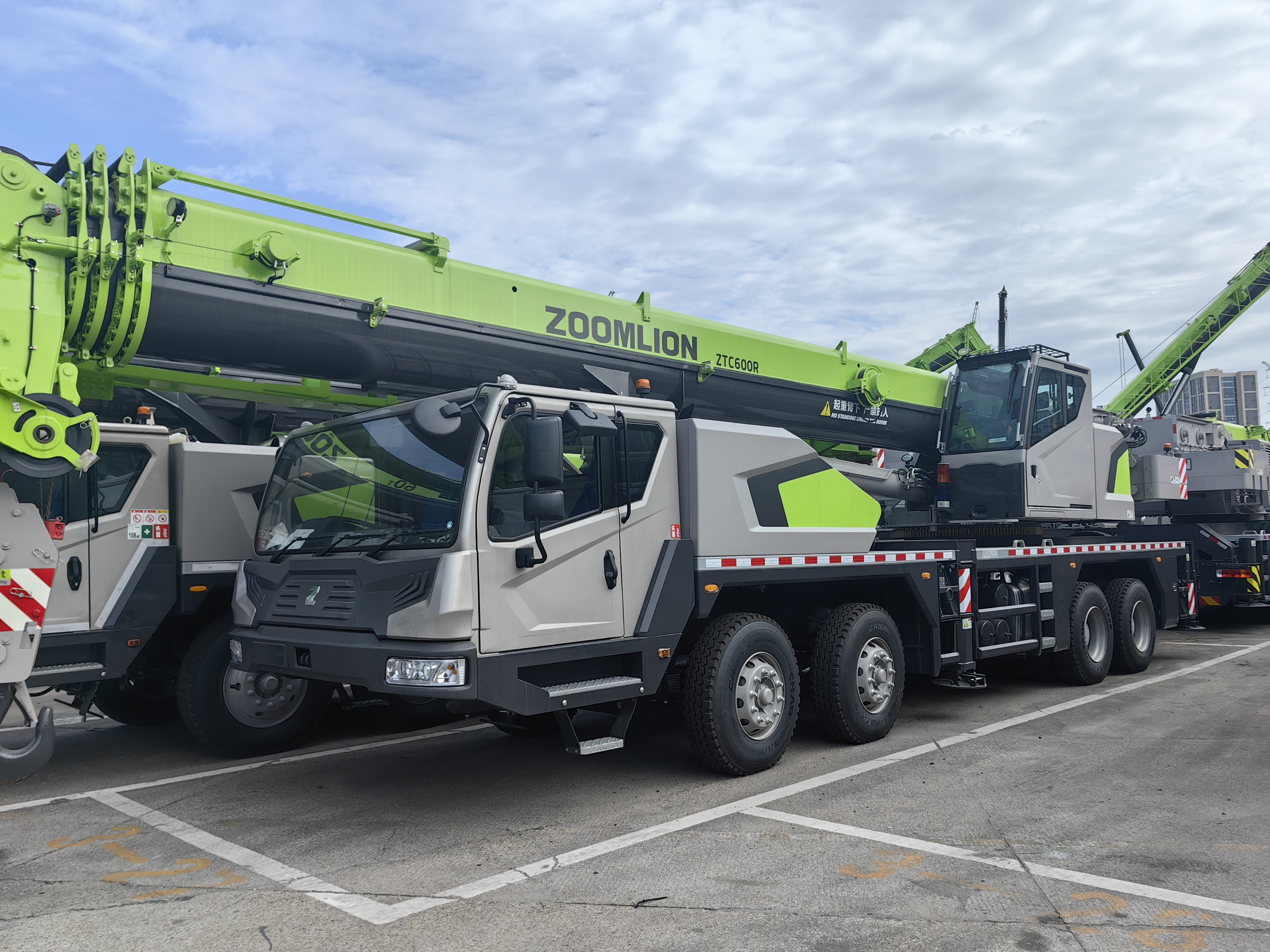 Ang isang yunit 60T truck crane ay handa na para sa paghahatid
