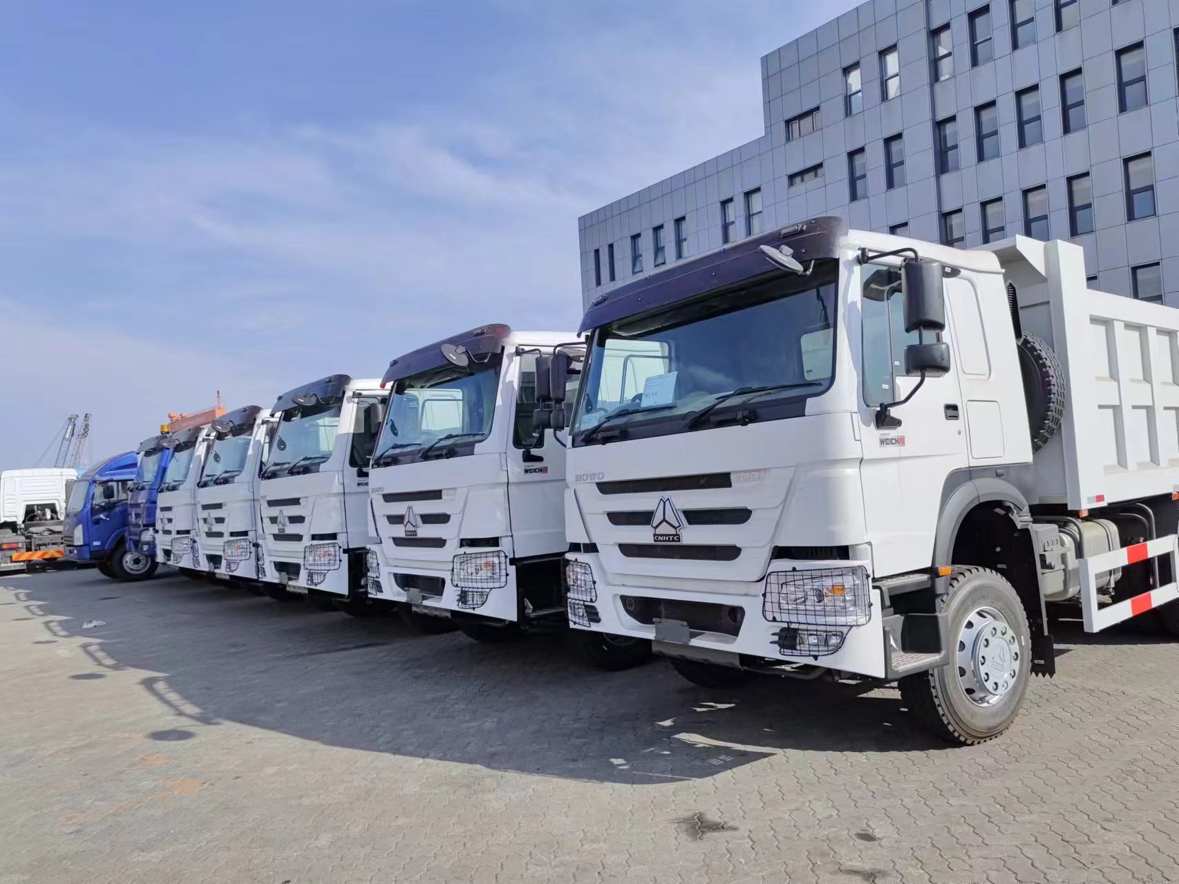 Sinotruk Howo 6*4 Ang mga trak ng dump ay handa na para sa paghahatid